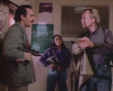 Angus MacGyver Trucs et Astuces - 4x17 Ondes de Choc - La bande de m�chant avec Armin, Lisa et leur chef Jonathan